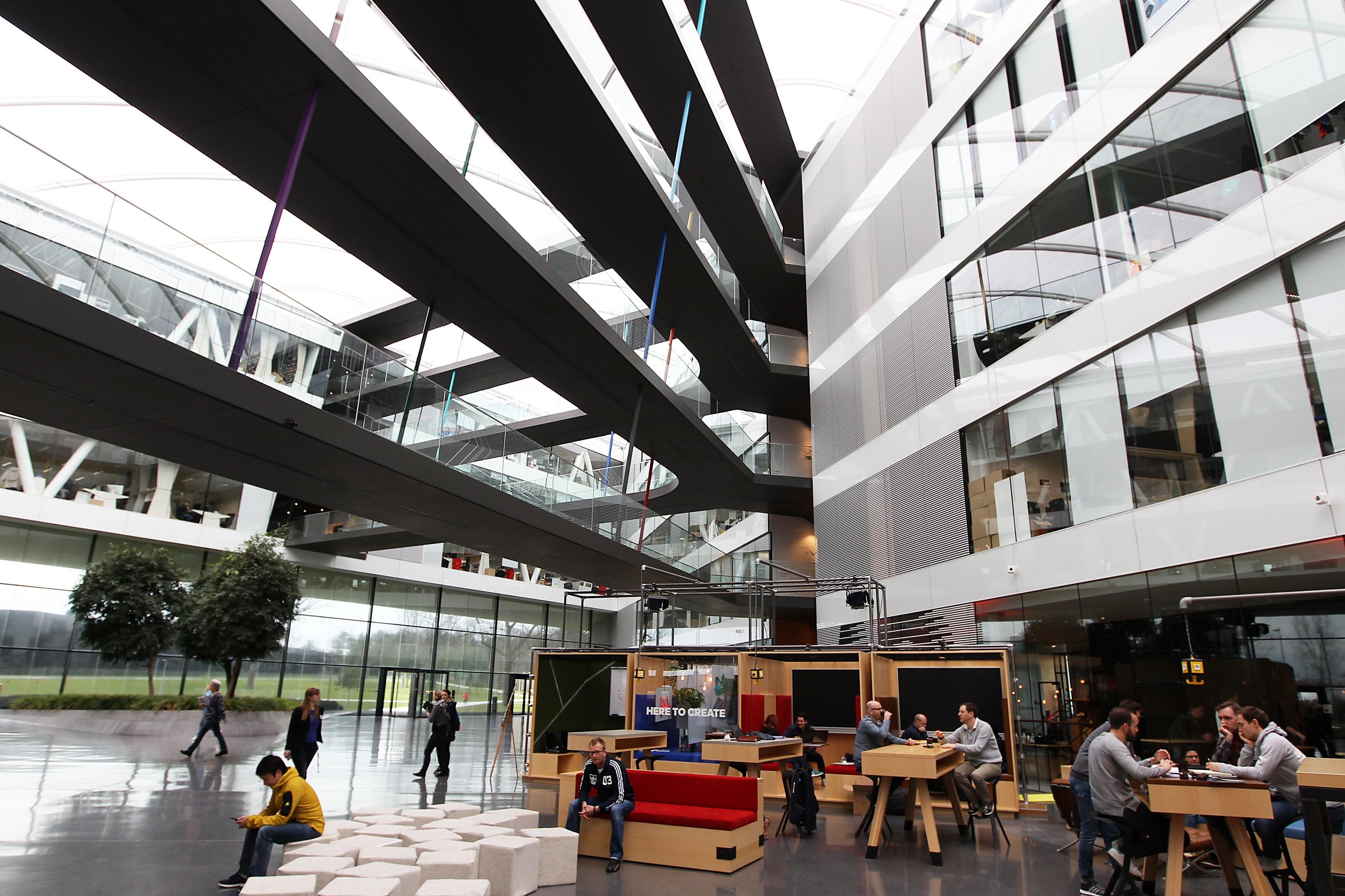 In seiner World of Sports auf der Herzo-Base hat Adidas einen beeindruckenden Campus gebaut, mit vielen Sportmöglichkeiten draußen, Fitness-Center und Kita. Beeindruckende Architektur mit vielen offenen Sitzgelegenheiten im Gebäude Laces.