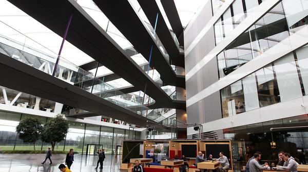 In seiner World of Sports auf der Herzo-Base hat Adidas einen beeindruckenden Campus gebaut, mit vielen Sportmöglichkeiten draußen, Fitness-Center und Kita. Beeindruckende Architektur mit vielen offenen Sitzgelegenheiten im Gebäude Laces.