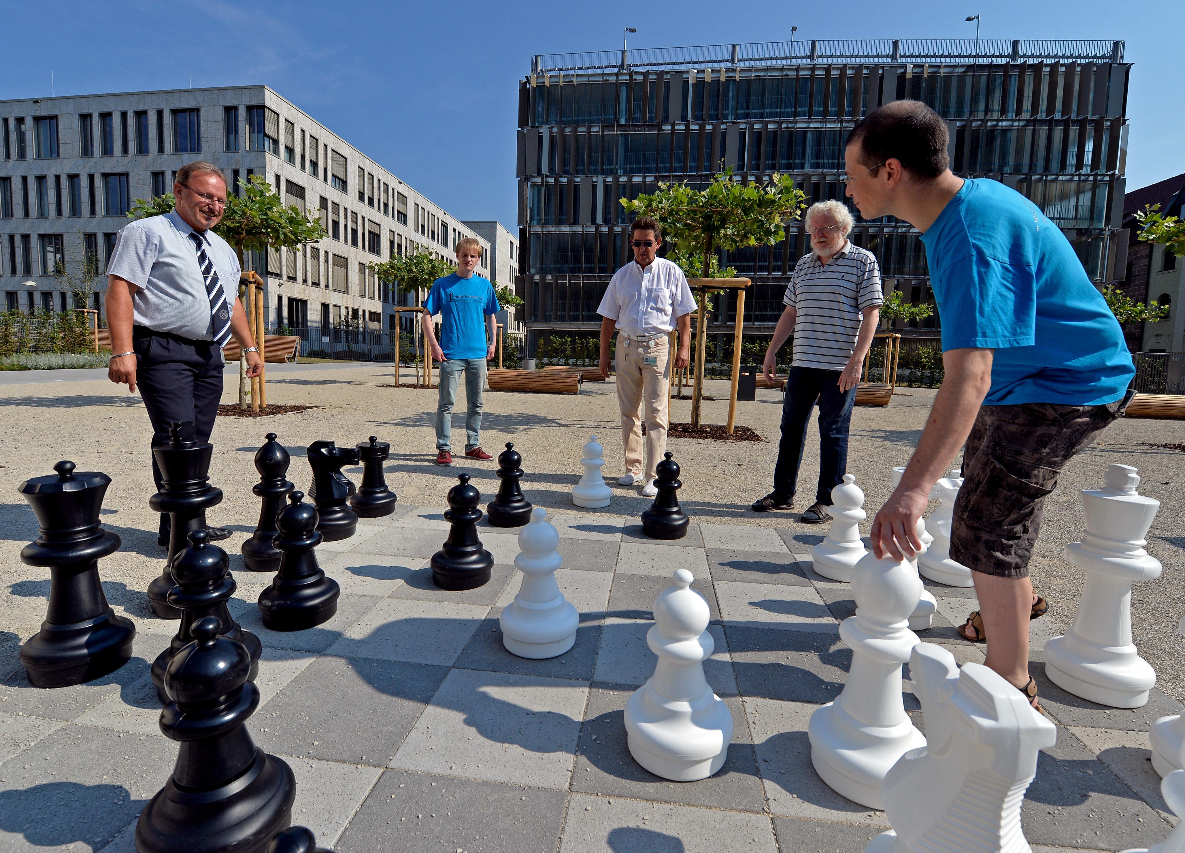Freiluft-Schach auf dem neuen IT-Campus der Datev, von dem auch die Anwohner profitieren. Die Datev hat besonders viele Angebote für ihre Mitarbeiter zur Vereinbarkeit von Familie und Beruf, sogar Teilzeit für Führungskräfte.
