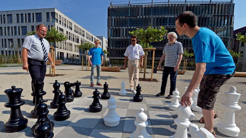 Freiluft-Schach auf dem neuen IT-Campus der Datev, von dem auch die Anwohner profitieren. Die Datev hat besonders viele Angebote für ihre Mitarbeiter zur Vereinbarkeit von Familie und Beruf, sogar Teilzeit für Führungskräfte.