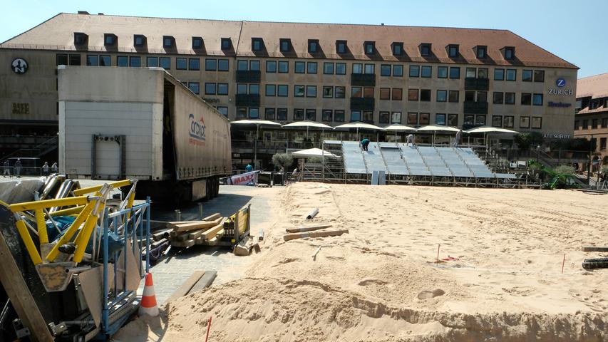 Der Sand rollt an: Aufbauarbeiten für den Volleyball-Cup in Nürnberg