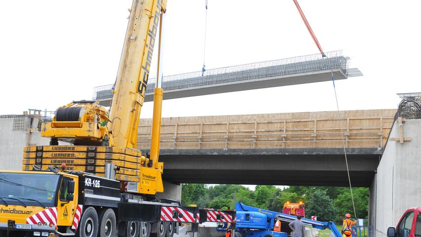 Vollsperrung auf A73: Brückepfeiler werden eingehoben