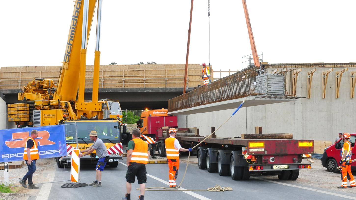 Mit schwerem Gerät rückten die Bauarbeiter an, um mit den Brückenarbeiten zu beginnen.