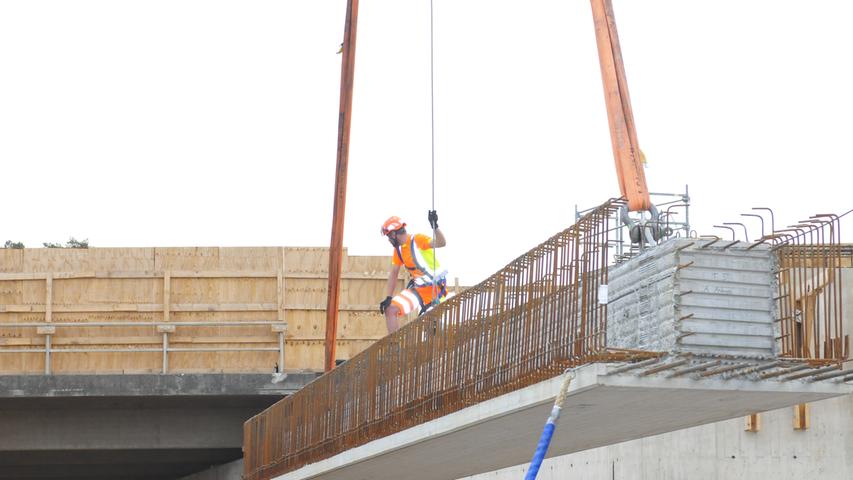 Vollsperrung auf A73: Brückepfeiler werden eingehoben