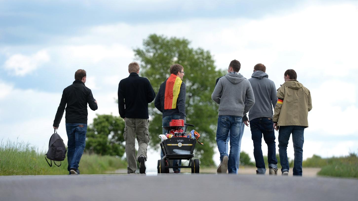 Männer unter sich: Am Vatertag wandern viele Gruppen mit Bier, Schnaps und Grill auf dem Bollerwagen durch die Gegend. Doch repräsentativ für die moderne Männerwelt ist das nicht. Männer unter sich: Am Vatertag wandern viele Gruppen mit Bier, Schnaps und Grill auf dem Bollerwagen durch die Gegend. Doch repräsentativ für die moderne Männerwelt ist das nicht.
