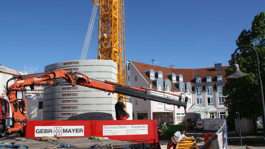 Für die weiteren Arbeiten an der Stadthalle Gunzenhausen muss nun der Kran aufgebaut werden.