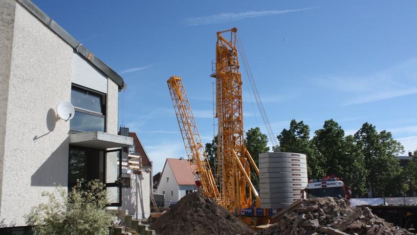 Für die weiteren Arbeiten an der Stadthalle Gunzenhausen muss nun der Kran aufgebaut werden.