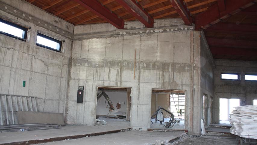 Die Holzverkleidung ist längst weg, nur noch der nackte Beton ist im Saal übriggeblieben. Auch die Türen sind ausgebaut.