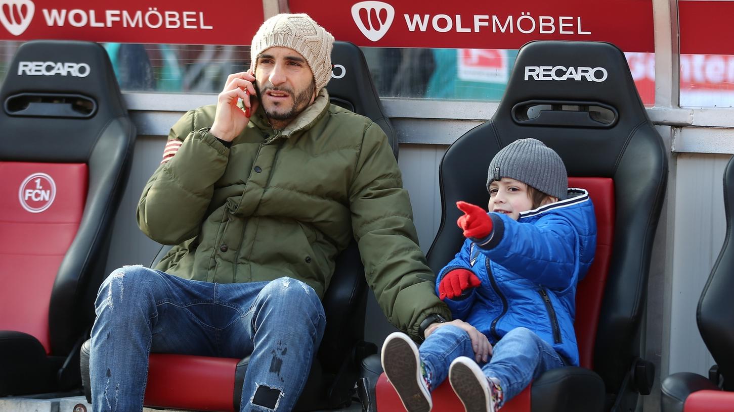 Heimweh: Javier Pinola mit seinem Sohn Juan Ignacio im Nürnberger Stadion, dort würde er zu gerne wieder spielen.