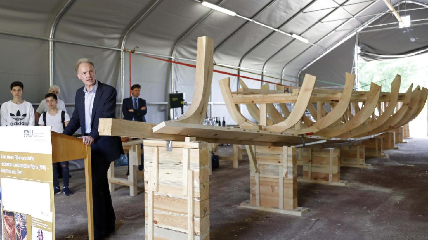 Im Werftzelt in Erlangen entsteht ein Römerboot