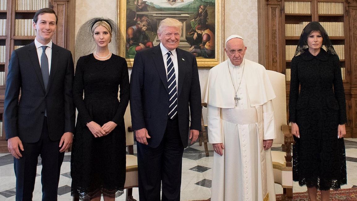 Schwarz und weiß: Jared Kushner (von links), Ivanka und Donald Trump, Papst Franziskus und Melania Trump.