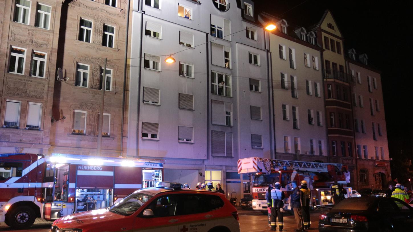 Aus dem sechsten Stock dieses Mehrfamilienhauses in der Regensburger Straße drang dichter Rauch.