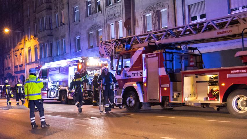 Feuer in der Regensburger Straße: Einsatzkräfte finden tote Person