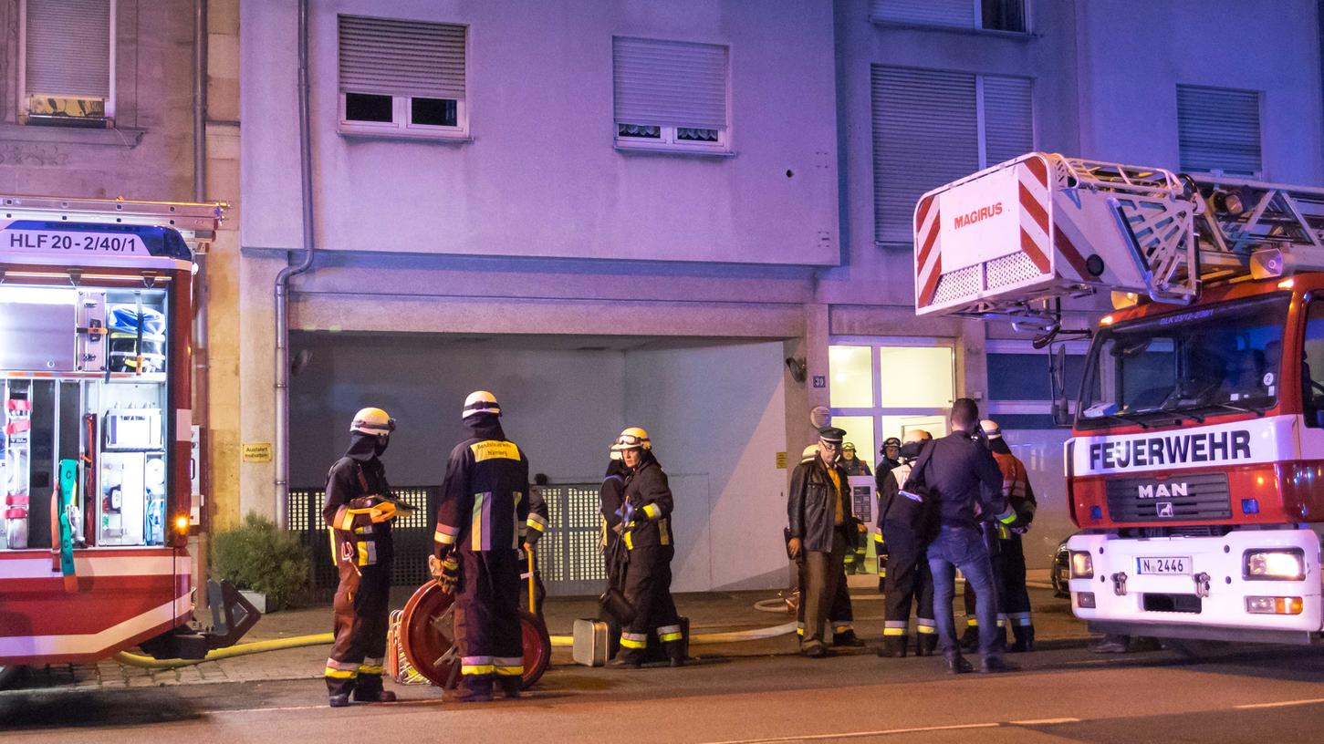 In diesem Haus in der Regensburger Straße fand die Feuerwehr bei den Löscharbeiten eines Wohnungsbrandes die Leiche einer gewaltsam getöteten Prostituierten.