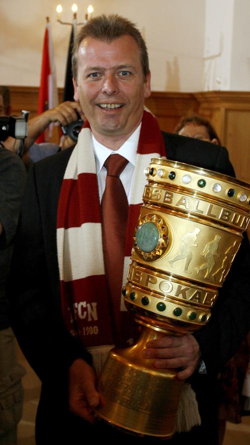 Am liebsten hätte Ulrich Maly den Pokal wahrscheinlich gar nicht mehr hergegeben.