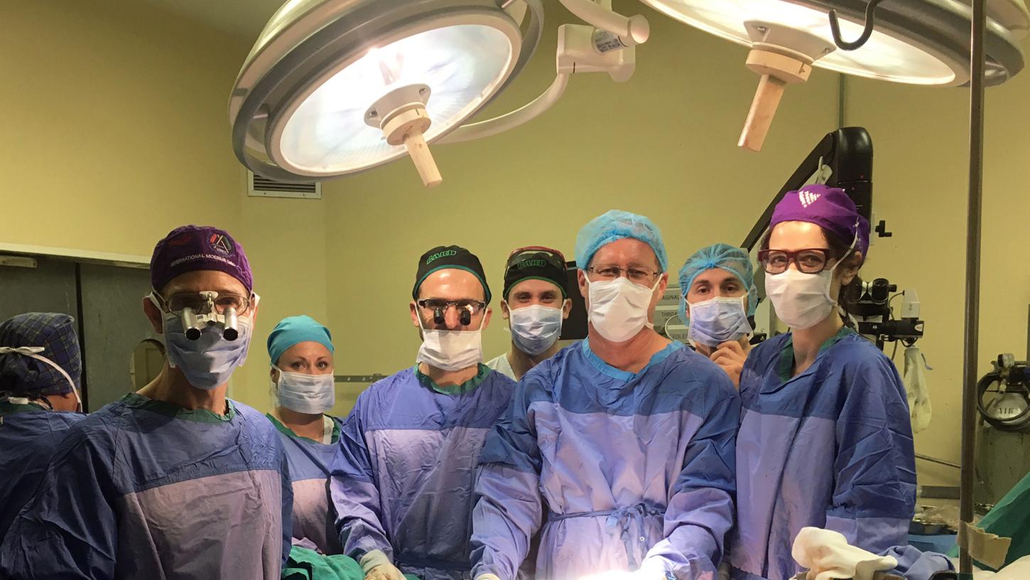 Einem Ärzteteam der Universität Stellenbosch gelang es kürzlich, einen Penis zu transplantieren. Jetzt soll eine Tätowierung die Hautfarbe des Genitals farblich an die des Patienten anpassen.