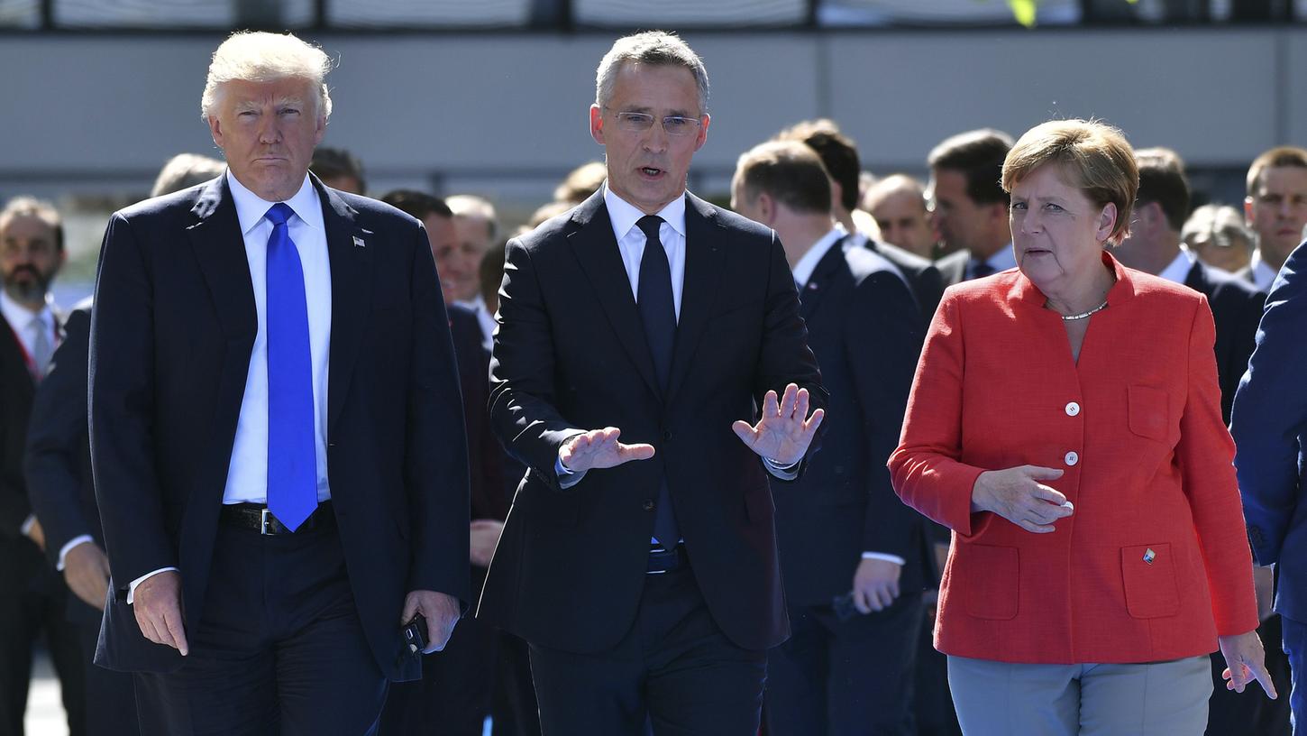 US-Präsident Donald Trump (von links), Nato-Generalsekretär Jens Stoltenberg und Bundeskanzlerin Angela Merkel im neuen Nato-Hauptquartier: In Brüssel spitzten sich am Donnerstag gleich mehrere diplomatische Konflikte zu.