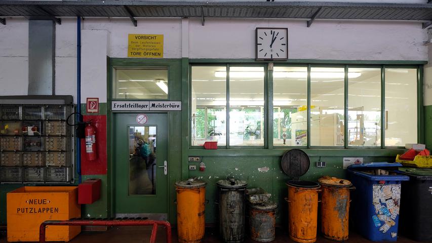 Der Werkstattraum hinter der Fensterfront beherbergt noch alte Metallregale aus der Nachkriegszeit, made in Leipzig.