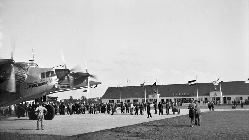 Der Zivilflughafen am Marienberg wurde im August 1933 eingeweiht. Ausgestellt war das damals größte Flugzeug in Deutschland, die "Generalfeldmarschall von Hindenburg".