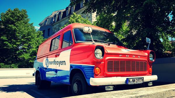 Das zweitbeliebteste Auto für Malermeister, Antiquitätenhändler und kleine Landfeuerwehren war in den 1970er-Jahren der Ford Transit. Am Marktführer VW "Bulli" kam der "Kölner" schon damals nicht vorbei. Wobei "Kölner" nur die halbe Wahrheit ist: Die Entwicklungsarbeit hatten sich die englischen und die deutschen Ford-Ingenieure geteilt. Somit ist das Modell streng genommen ein halber Engländer. Heute nutzt die Redaktion von nordbayern.de ein ehemaliges Feuerwehrauto, wenn sie auf Events präsent ist.