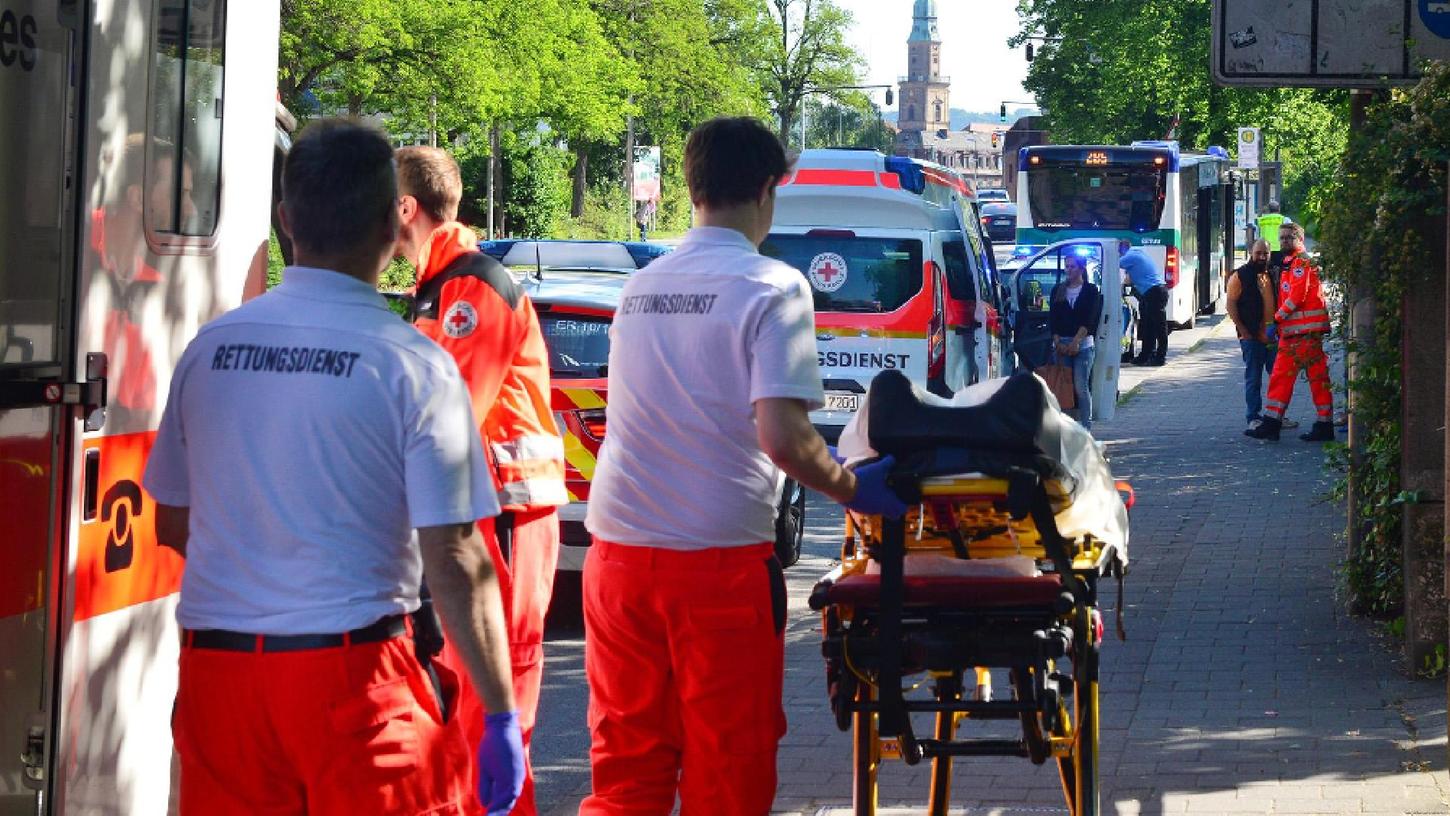Bus in Erlangen bremste heftig: Mehrere Kinder verletzt