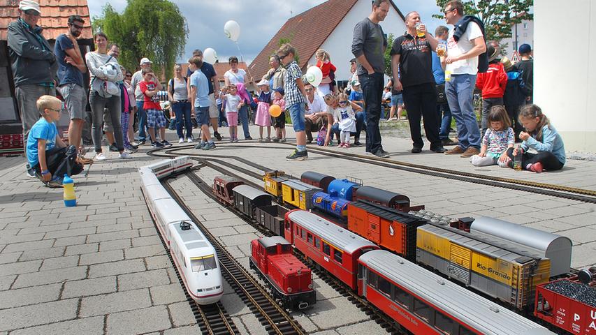 Ein echtes Zugpferd war die Modelleisenbahn beim Tag des offenen  Dorfes in Ebersbach.
