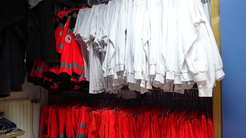 Genug korrekte Dienstkleidung für alle: Weißes Oberteil, leuchtend orangefarbene Hose und eine ebensolche Jacke. Abends kommt die Kluft in die Wäsche.