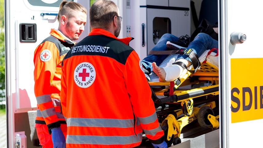 Der adidas-Mitarbeiter wird mit der Fahrtrage in den Rettungswagen gebracht und zum Röntgen in die Klinik nach Erlangen gefahren.