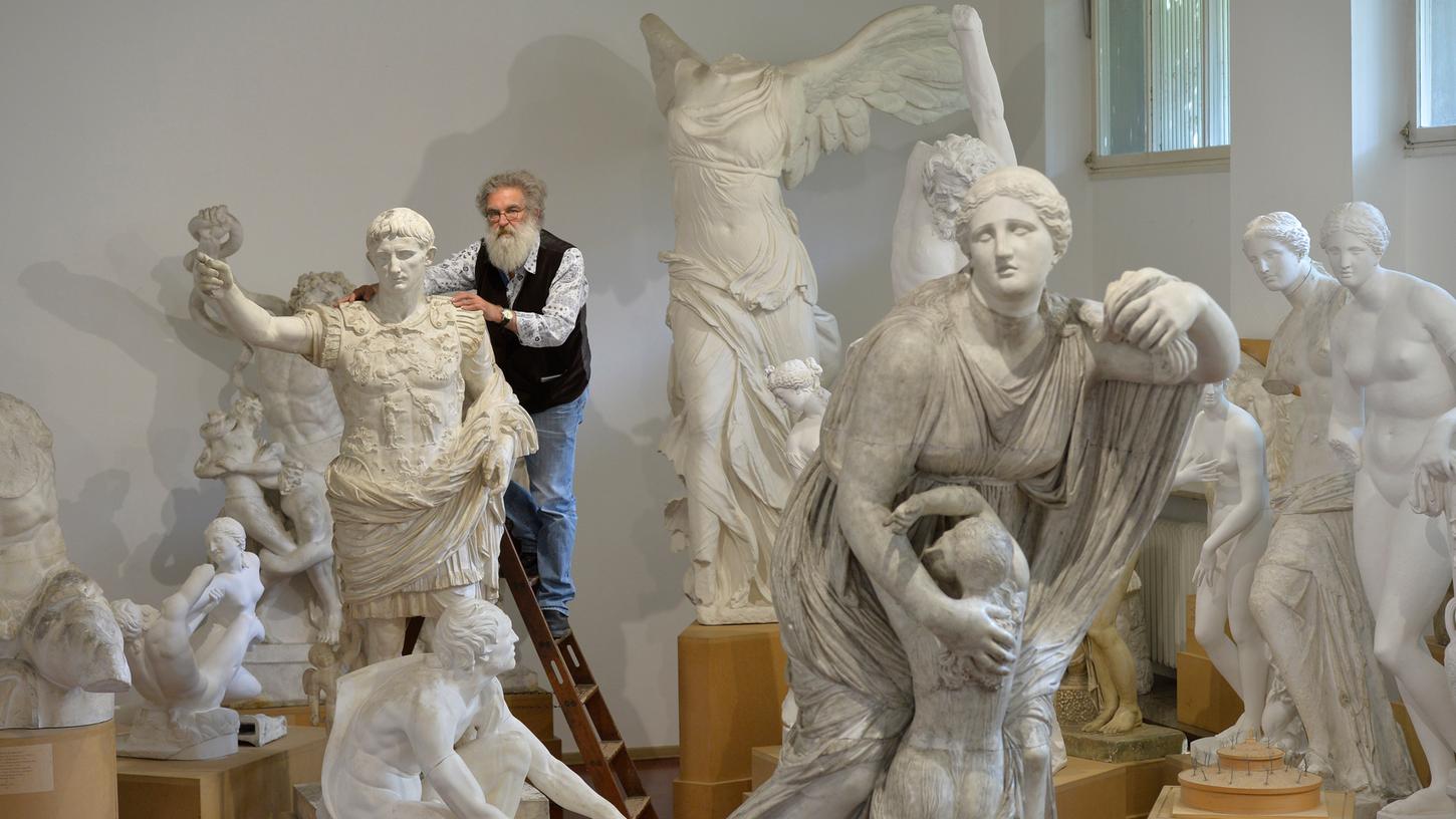 Martin Boss, der Kustos der Antikensammlung, untersucht die Statue des Augustus von Prima Porta.