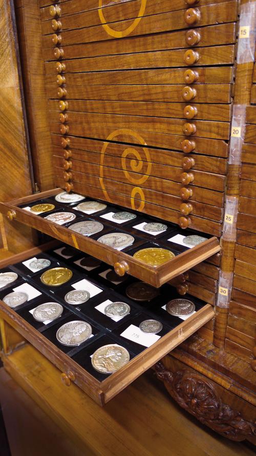 Die Uni-Bibliothek verwaltet mehrere Sammlungen, 
 die von der Abteilung Handschriften und Graphische Sammlung 
 betreut werden. Die Graphische Sammlung mit ihren etwa 7000 Handzeichnungen, Kupferstichen, Radierungen und Holzschnitten aus der Zeit vom 14. bis 18. Jahrhundert ging aus dem Besitz des Ansbacher Markgrafen in den der Bibliothek über. 
 Sie ragt unter allen Beständen aufgrund ihres 
 hohen künstlerischen Wertes heraus. Daneben verwaltet die Bibliothek unter anderem eine Sammlung von etwa 30.000 
 Münzen und Medaillen aller Epochen. Öffnungszeiten der Bibliothek (Universitätsstraße 4 in Erlangen): Mo-Fr 8.30-16 Uhr
 (Handschriftenlesesaal, Vorlage nach Anfrage)