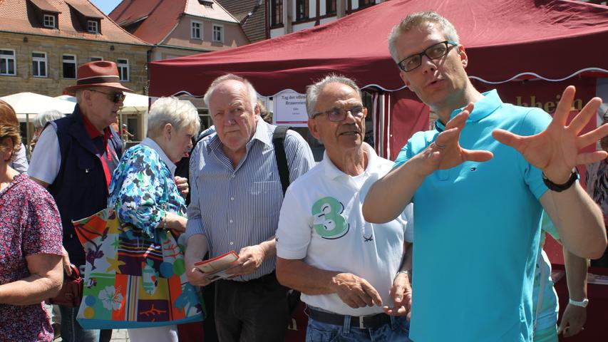 Oberbürgermeister Uwe Kirschstein (rechts) betätigte sich spontan als Fremdenführer für Gustav Steins aus Wuppertal (links daneben).