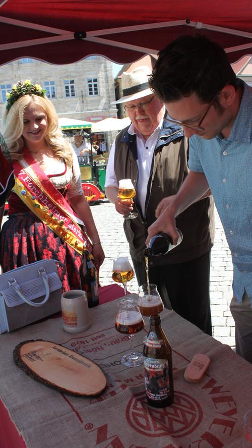 Aus der Hand von Nico Cieslar (vorne) nahmen Fest-Bürgermeister Franz Streit (hinten rechts) und Bierkönigin Carina II. Kostproben entgegen.