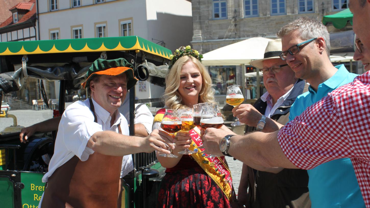 Nahmen eine Kostprobe für’s Foto: Oberbürgermeister Uwe Kirschstein, Fest-Bürgermeister Franz Streit, Bierkönigin Carina II. und "Gambrinus" (von rechts).