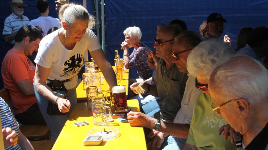 Im Brauereihof bei Greif spielte eine Musikkapelle auf. Die Gäste auf den fast voll belegten Bierbänken genossen aber nicht nur die Festmusik, sondern auch die sommerliche Sonne und die kühlen Bierspezialitäten.