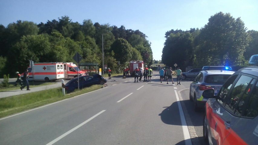 Auto rammt bei Reichertshofen Paketboten