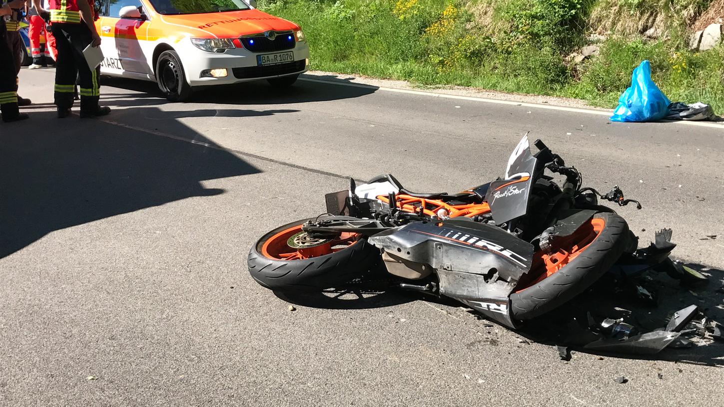 Der Motorradfahrer erlitt bei dem Zusammenstoß schwere Verletzungen.