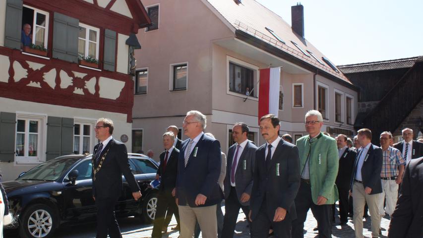 Zahlreiche Ehrengäste liefen im Festzug mit, angeführt von Bürgermeister Miachel Dörr, Bayerns Innenminister Joachim Herrmann und seine königliche Hoheit Prinz Christoph von Bayern, Innenminister Joachim Herrmann