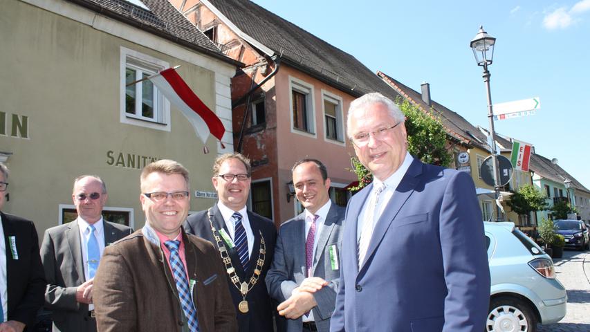 Innenminister Joachim Herrmann, der zum 100. Namenstag die Festrede hielt, mit dem Landtagsabgeordneten Manuel Westphal, Bürgermeister Michael Dörr und dem stellvertretenden Landrat Stefan Horndasch (von rechts).