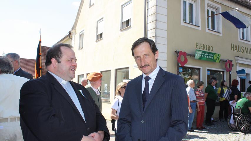 Seine königliche Hoheit Prinz Christoph von Bayern, hier im Gespräch mit Stadtpfarrer Jochen Scherzer, gab sich zum Festtag in Wolframs-Eschenbach die Ehre.