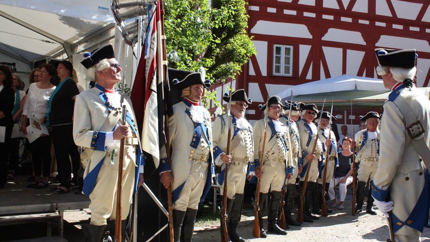 Die "Historische Deutschorden-Companie zu Mergentheim" eröffnete das Bürgerfest mit Salutschüssen.