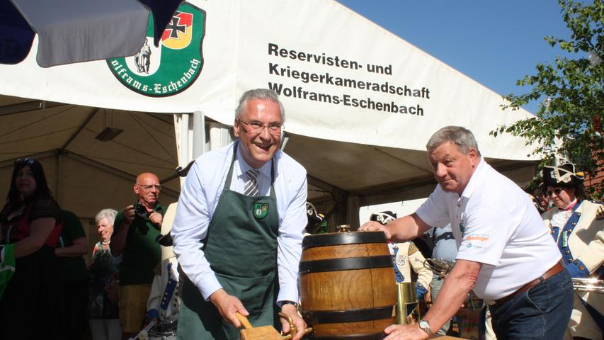 Innenminister Joachim Herrmann beim Bieranstich zum Bürgerfest anlässlich des 100. Namenstags der Stadt Wolframs-Eschenbach.