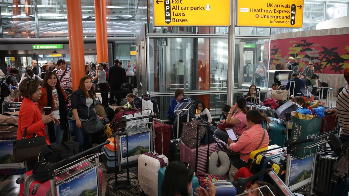 Gestrandete Passagiere standen mit ihrem Gepäck im Terminal 5 des Flughafen Heathrow, nachdem es durch einen Ausfall des IT-Systems der Fluggesellschaft British Airways zu zahlreichen Flugausfällen und Verspätungen kam.