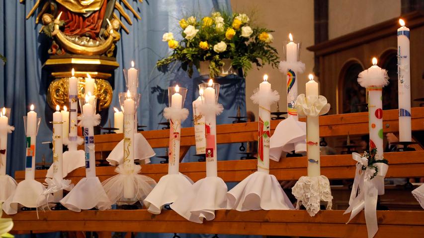 "Jetzt ist er da, euer großer Festtag, die ganze Pfarrgemeinde ist ein bisschen aufgeregt“, sagte Domkapitular Norbert Winner. 31 Kommunionkinder waren im Münster St. Johannes zum ersten Mal Gast am Tisch des Herrn.