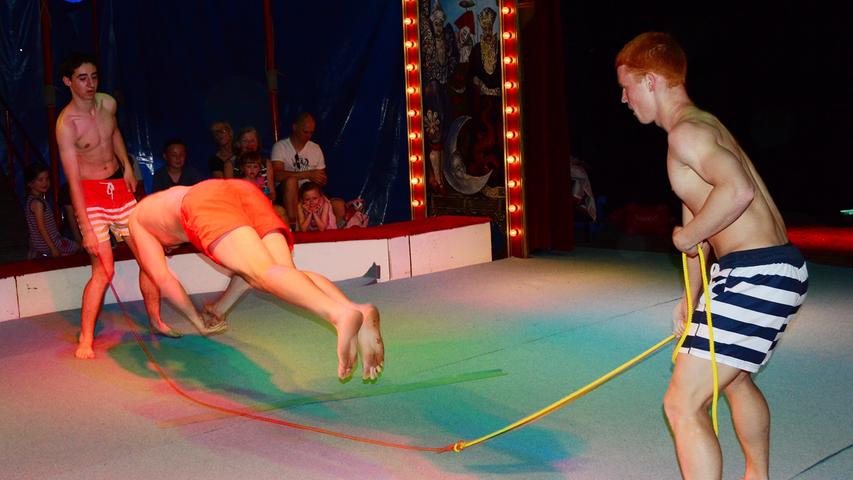 Zwei Mal ein volles Circusrund in Lengenfeld, glänzende Stimmung bei Zuschauern und Artisten, ein sensationelles Jubiläumsprogramm und nicht zuletzt eine Spendensumme von 5885 Euro: Der Circus Sambesi begeistert auch im 30. Jahr seines Bestehens.