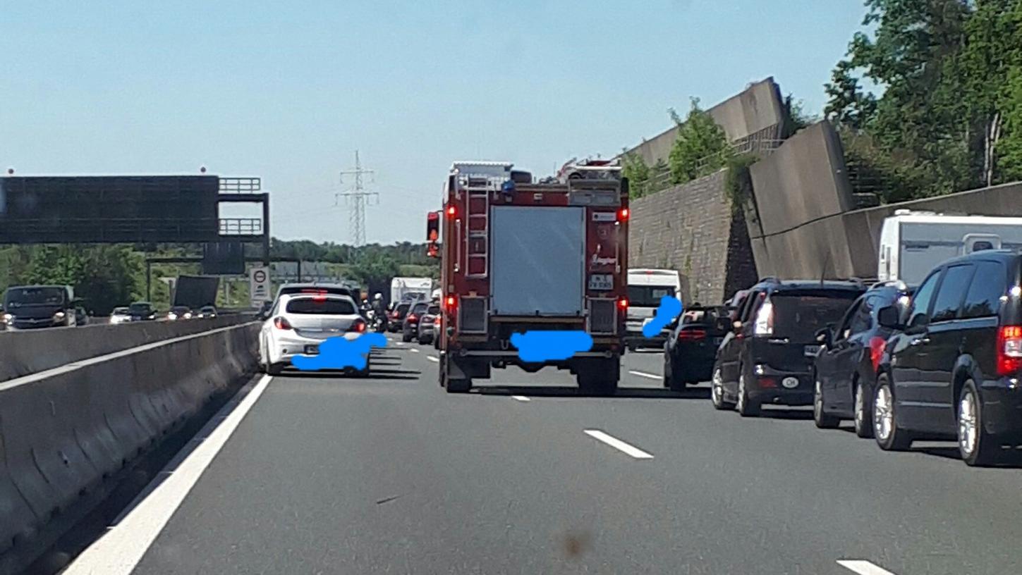Nach Informationen eines Augenzeugen gestaltete sich das Bilden einer Rettungsgasse schwierig. Zudem verließen einige Autofahrer die A6 über einen Waldweg.
