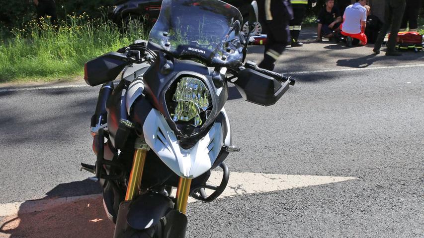 Motorradfahrer und Sozia bei Auffahrunfall verletzt
