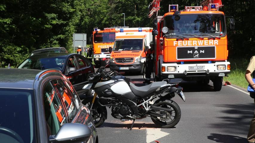 Motorradfahrer und Sozia bei Auffahrunfall verletzt