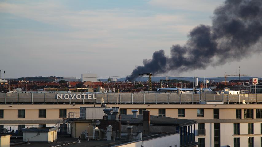 Müll brennt am Hafen: Riesige Rauchwolke zieht über Nürnberg