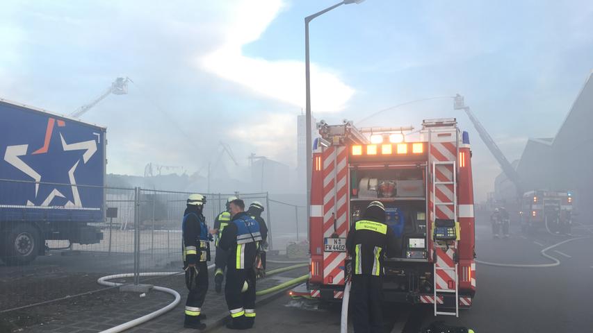 Müll brennt am Hafen: Riesige Rauchwolke zieht über Nürnberg