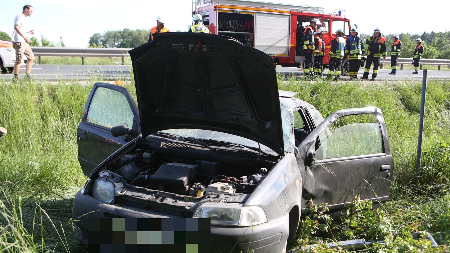Weil ein Audi TT auf den Fiat auffuhr, geriet das Fahrzeug ins Schleudern, überschlug sich und landete schließlich auf dem Grünstreifen. Die Fahrerin und ihr Beifahrer wurden leicht verletzt.